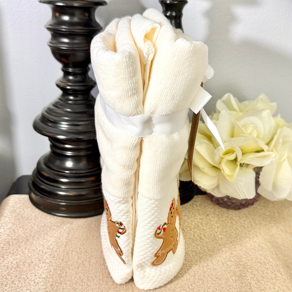 NWT Set of 2 GINGERBREAD DOLLS Hand Towels - Picture 3 of 7